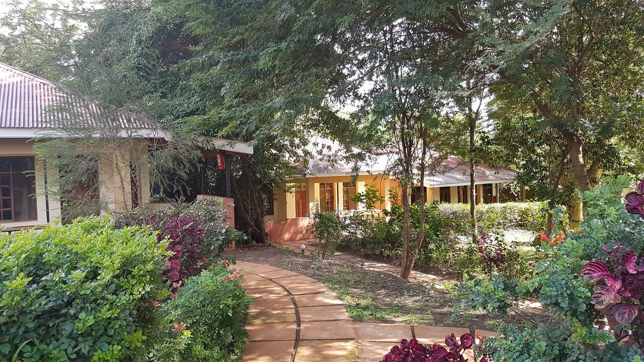 Eileen'S Trees Inn Karatu Exterior photo